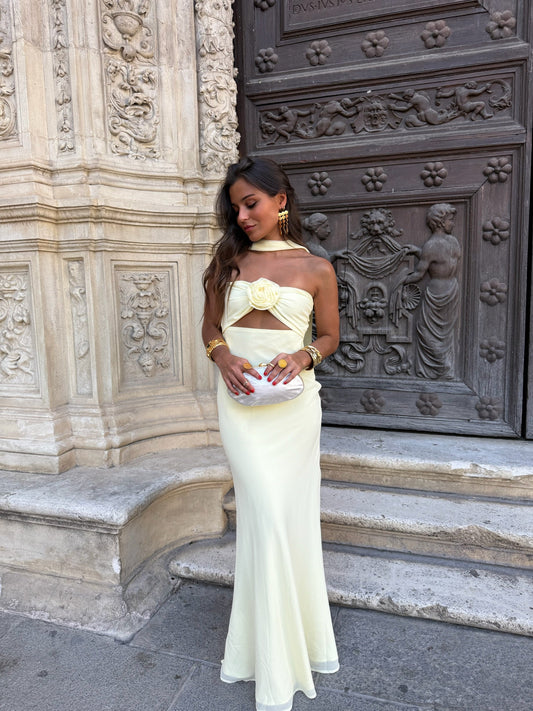 Jaune pastel avec robe à fleurs